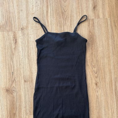 Schwarzes Stoffkleid mit Spaghettiträger