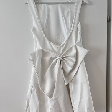 Weisses Kleid mit Perlen 