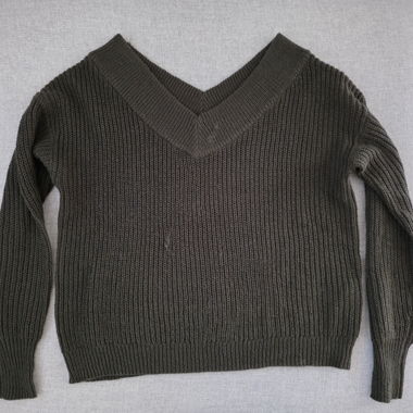 Dunkelgrüner Strickpullover mit V-Ausschnitt