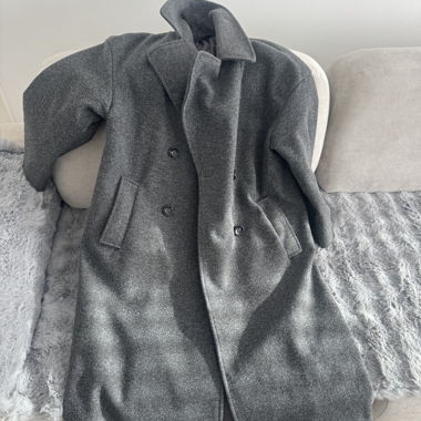 Grauer langer Mantel