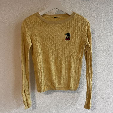 Gelber Pullover mit Kirschen