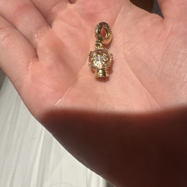 Charm Pandora color oro