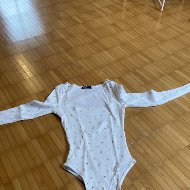 Weisser Body mit gelben Blumen