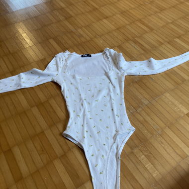 Weisser Body mit gelben Blumen
