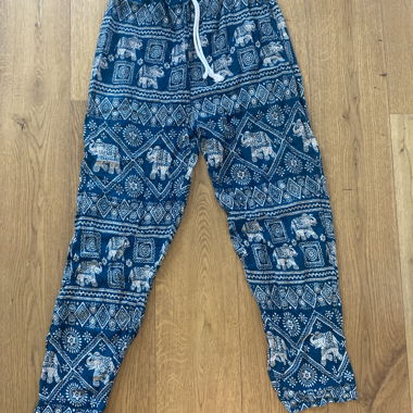 Pantaloni blu con motivo di elefanti