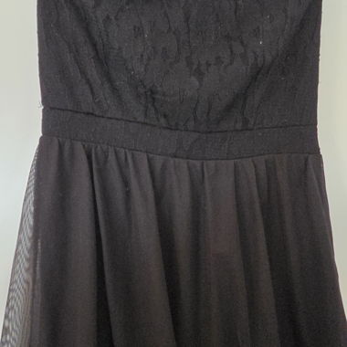 Schwarzes trägerloses Spitzenkleid S