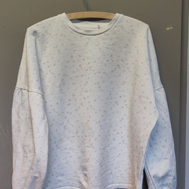 White sweatshirt with floral pattern, Twothirds