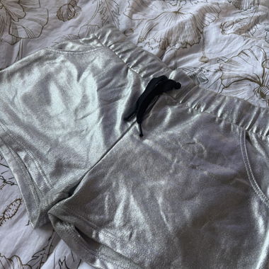 Glitzerndes silbernes Shorts