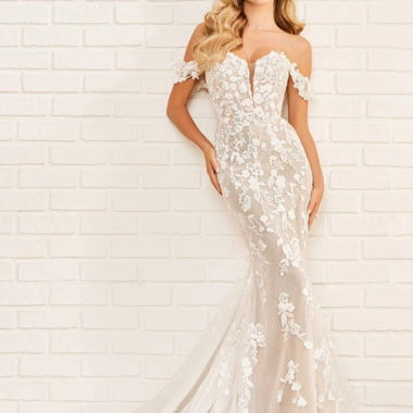 Lace mermaid wedding dress never worn