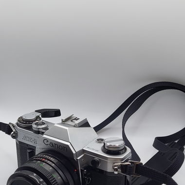 Canon AE-1 Filmkamera mit 28mm Weitwinkelobjektiv