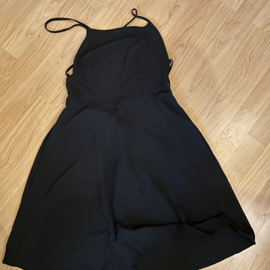 Robe noire à fines bretelles, dos nu