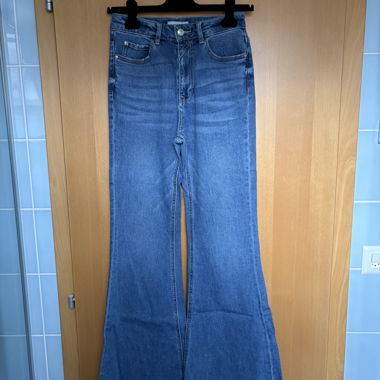 Blauer Flared-Jeans