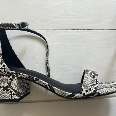 Sandali in pelle con stampa serpente e cinturini