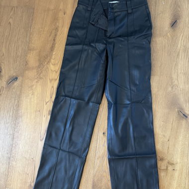 Pantalon noir en simili-cuir