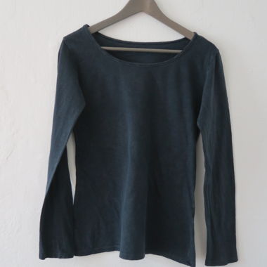 schwarzes Longsleeve mit rundem Ausschnitt