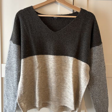 Colorblock-Pullover mit V-Ausschnitt von ONLY
