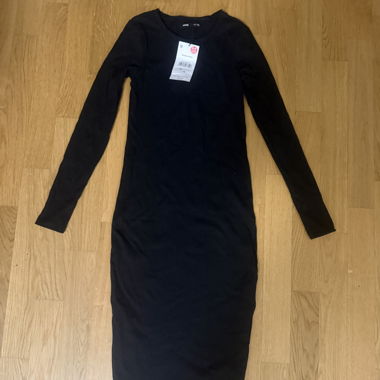 Schwarzes langärmeliges Kleid XS, Sinsay