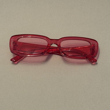 Rote transparente Sonnenbrille