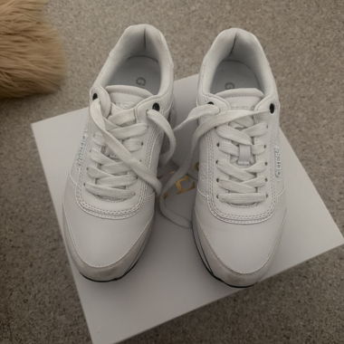 Weiße Sneaker
