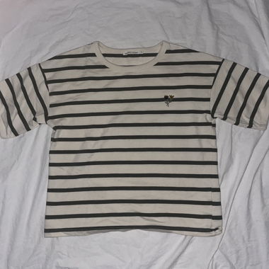 Beige T-Shirt mit Streifen in dunkelgrün