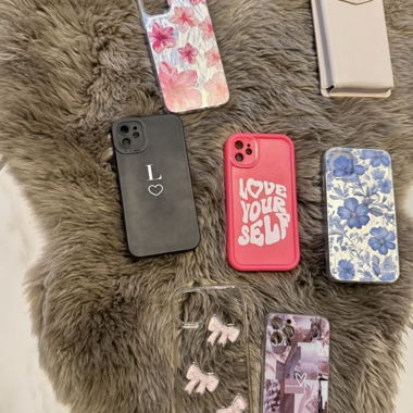 Set aus 7 Handyhuellen mit Mustern