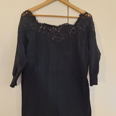Kurzes Strickkleid mit Spitzenverzierung