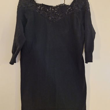 Kurzes Strickkleid mit Spitzenverzierung