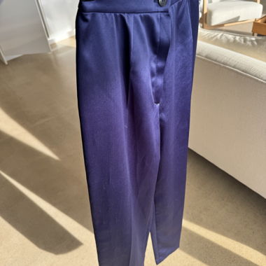 Pantaloni violetti con pieghe in tessuto scintillante