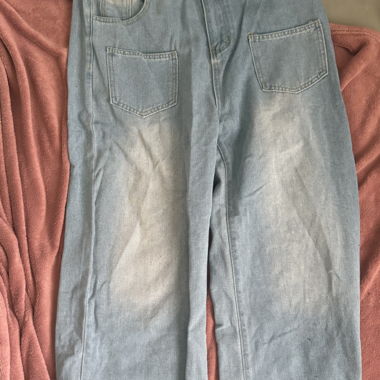 Blaue Jeans mit Blumenstickerei