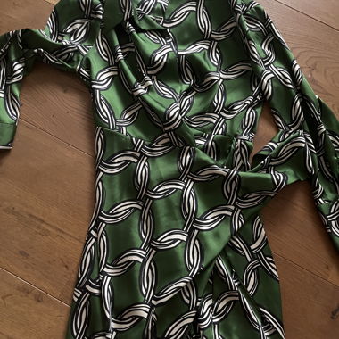 Robe portefeuille en satin verte à motifs