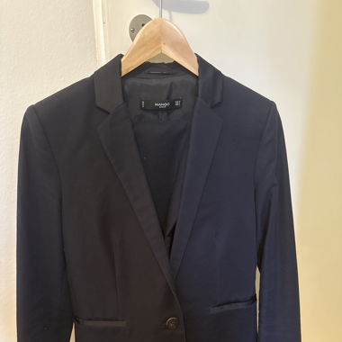 Dunkelblauer klassischer Anzug