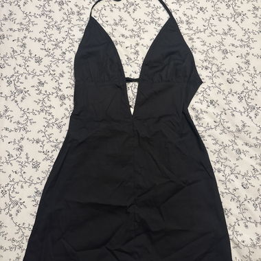 Schwarzes Kleid mit offenem Rücken