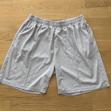 Hellgraue Shorts mit geometrischem Muster