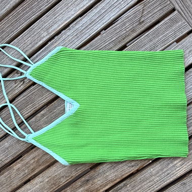 Top verde con bretelle