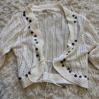 Weisser Häkel-Cardigan mit Bindegürtel