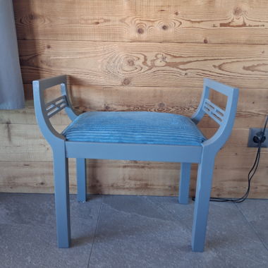Sgabello con cuscino blu in velluto a coste