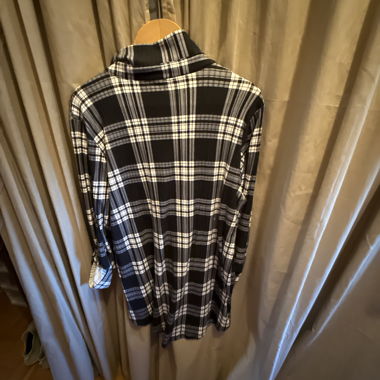 Langes schwarzes Hemd mit schwarz-weissen Karos