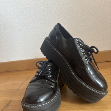 schwarze Anzugsschuhe