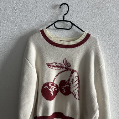 Süßer Strickpullover mit Kirschmotiv 