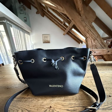 Valentino – Borsa a secchiello nera con tracolla logo