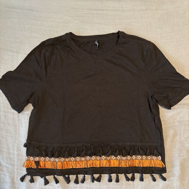Schwarzes T-Shirt mit Fransen
