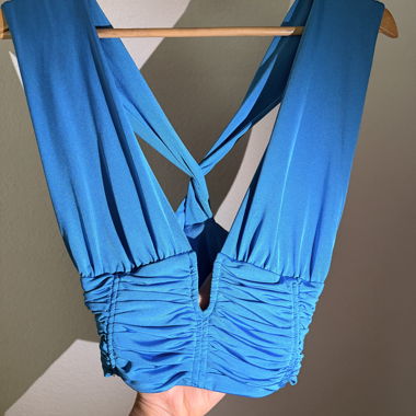 Blaue Damen-Top mit Wickeldetail