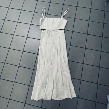 Robe longue blanche avec découpes