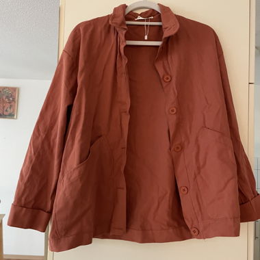 Giacca leggera color ruggine con bottoni