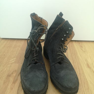Dunkelblaue Schnürstiefel
