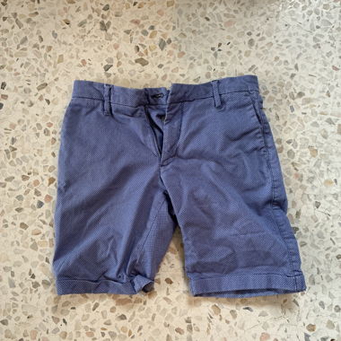 Blaue Shorts mit Muster