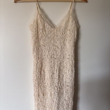 Beigefarbene Spitzenkleid