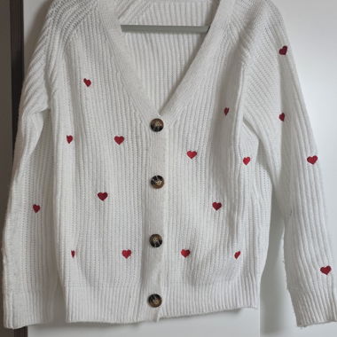 Cardigan in maglia bianca con cuori