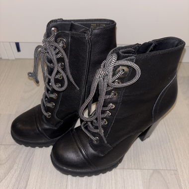 Bottines à lacets noires