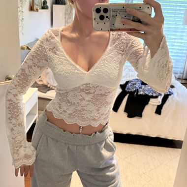 Haut blanc en dentelle manches longues